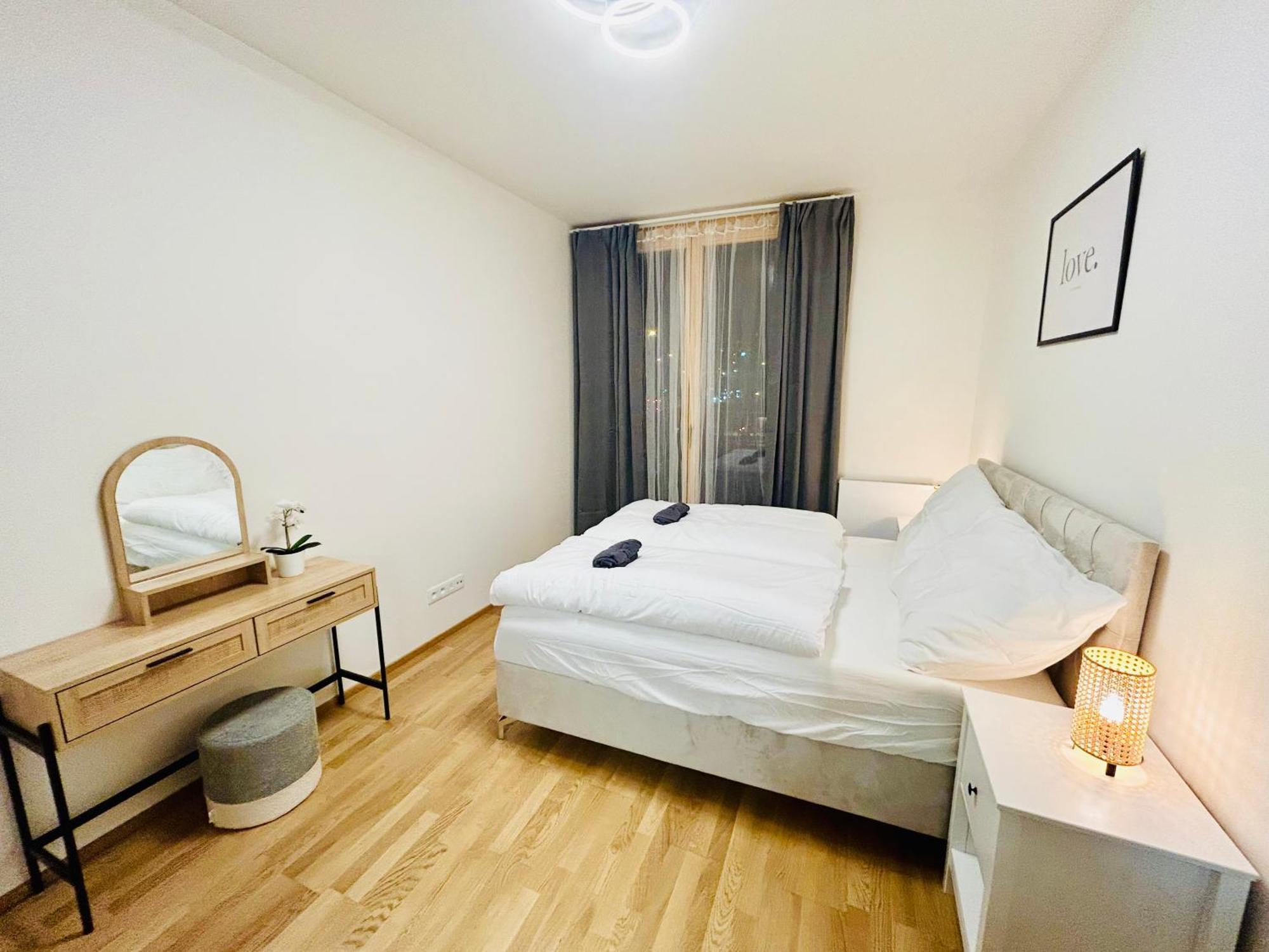New Luxury At Andel Metro Station Appartamento